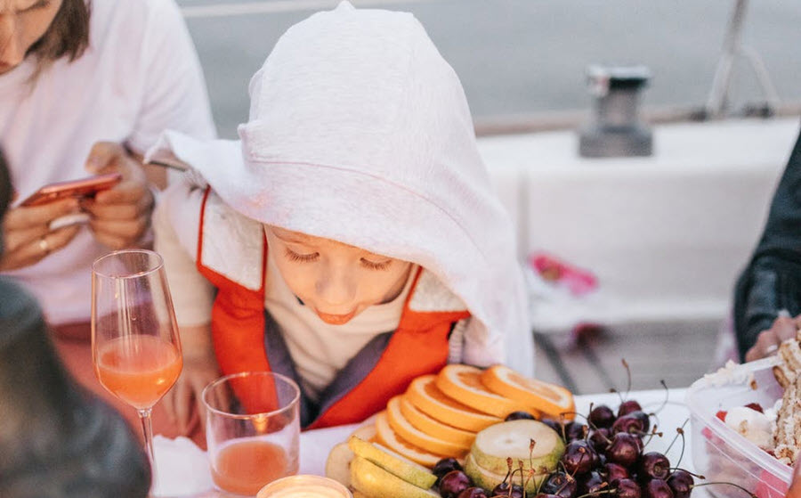 family-dining-yacht-charter